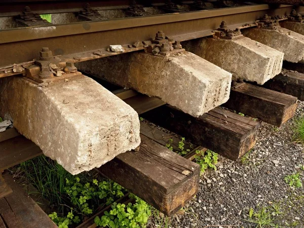 Vasúti állomáson vasrúddal kivont beton- és fatalpfa, amely az acélöntödébe való szállításra vár — Stock Fotó