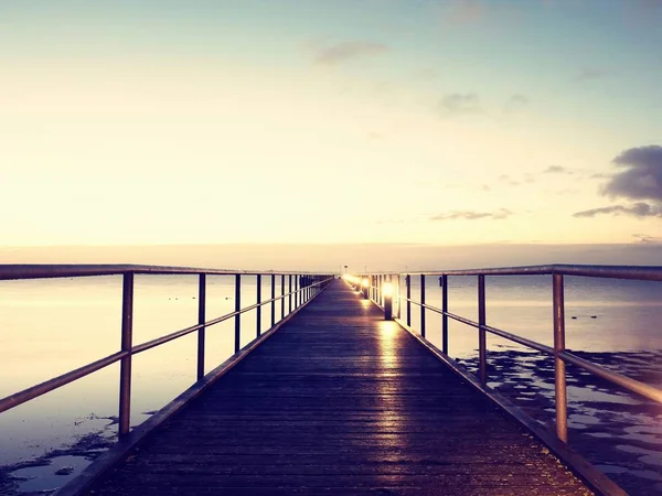 Ponte pedonale. Ponte sul mare. Costrizione di legno scivoloso sopra il mare . — Foto Stock