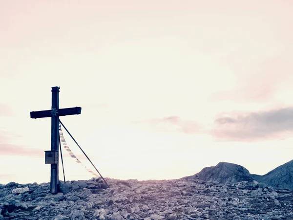 Traditionele kruis op de bergtop in Alp. Monument voor de dode klimmers Kruis — Stockfoto