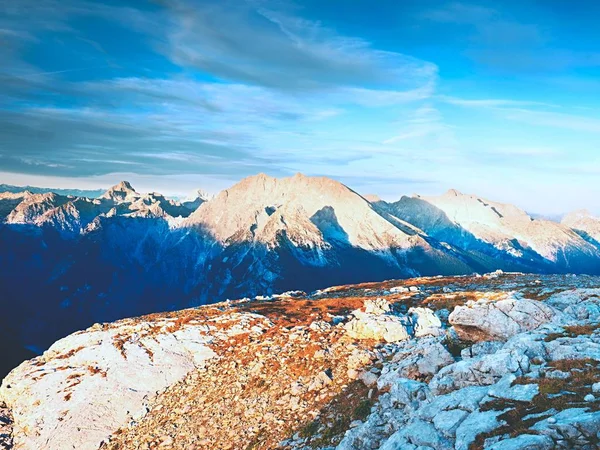 Scherpe Alpen pieken, stenen zonder mensen. Uitzicht over Alpine rotsen boven diepe vallyes naar verre horizon — Stockfoto