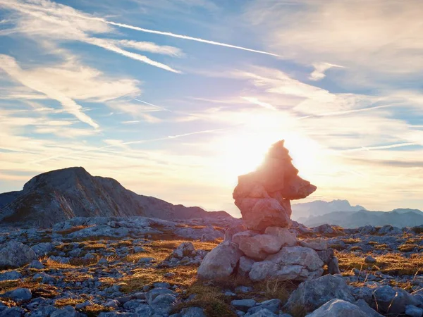 Piramide di ciottoli. Pietre sulla cima della montagna di ghiaia alpina. Orizzonte dell'alba sopra la valle nebbiosa blu . — Foto Stock