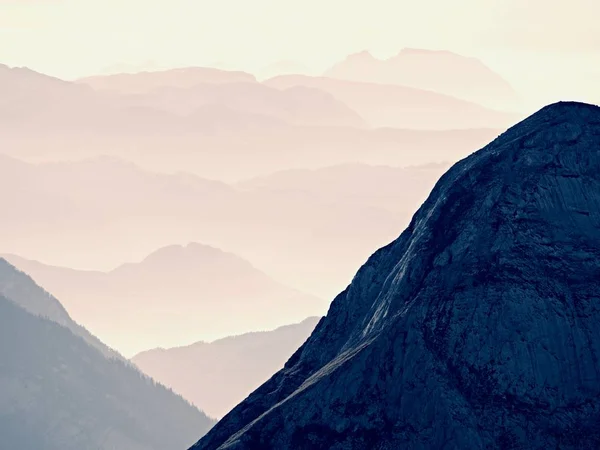 Спектакльный вид с воздуха на горные силуэты и туманные аллеи. Туманное ожидание красивой сказки — стоковое фото