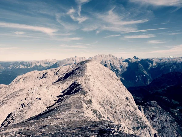 Scherpe Alpen pieken, stenen zonder mensen. Uitzicht over Alpine rotsen boven diepe vallyes naar verre horizon — Stockfoto