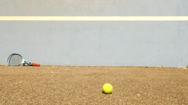 Boş eğitim Tenis Kortu Tenisi duvara sıçrayan mavi. Eski sarı topu zavallı asfalt yere atlıyor