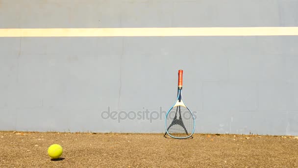 Γερός μπάλα του τένις σε τοίχο. Μπάλα του τένις άλμα στο γήπεδο, πολύ παλιά aluminnum τένις ρακέτα άπαχο ενάντια στον τοίχο. — Αρχείο Βίντεο