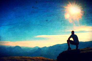 Film tahıl. Özgürlük uzun yürüyüşe çıkan kimse üst puslu vlley yaslanın ve güzel doğa sabah keyfini çıkarın