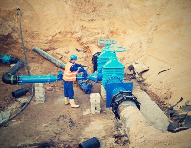 İşçi içecek su sistemi reconstrucion için yeraltı. Kapı Vana teknik uzman