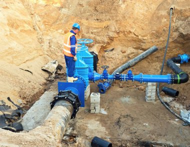 İşçi içecek su sistemi reconstrucion için yeraltı. Kapı Vana teknik uzman