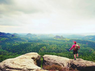 Adam hiker trekking Polonyalılar ve sırt çantası bir dağın tepesinde. Seyahat etmek sırt çantası ile