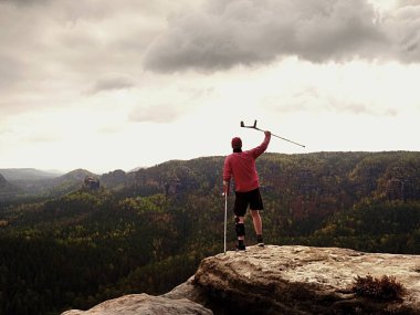 Uzun yürüyüşe çıkan kimse diz küme ayracı özellikleri ile acıyor. Bacak birleştirmek Immobilizer kalmak Zirvesi ile adam ve dinlen