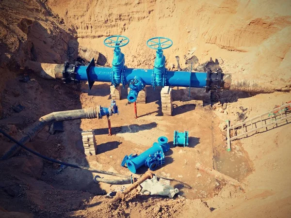 Petrol, gaz ve su sektörü. Geçen Vana armatür metro ile. Derin hendek kazdılar