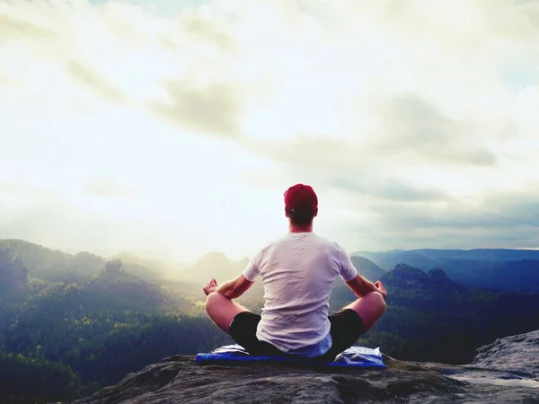 Yoga practicing  at mountain summit with aerial view of the mountain valley. Tall sportsman practicing yoga — Stock Photo, Image