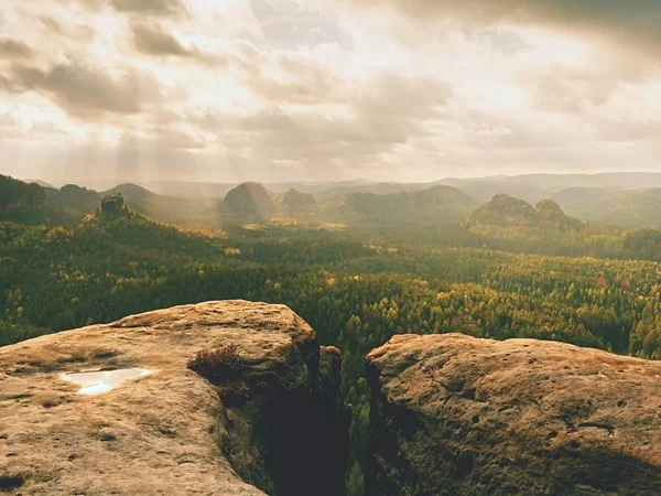 Rocky ppeak insanlar olmadan. Islak kumtaşı kayalık tepe üzerinde orman vadiye gizli güneş görüntüleyin.
