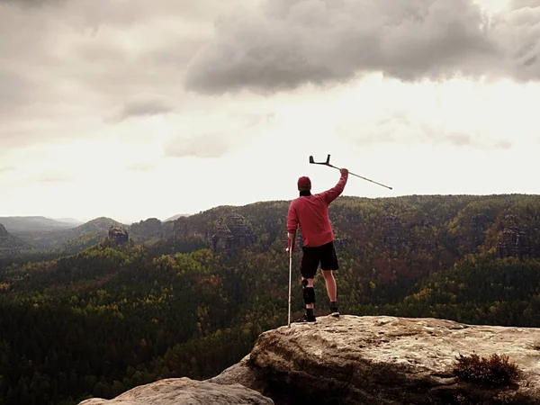 Uzun yürüyüşe çıkan kimse diz küme ayracı özellikleri ile acıyor. Bacak birleştirmek Immobilizer kalmak Zirvesi ile adam ve dinlen
