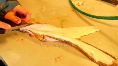 Ortak ling gutting, ling (Molva molva) Balık. . Işleç dorsal kesim çok keskin bıçak ile yapar. Ellerini iç organlar ve fileto ayrılması kemik üzerinden kontrol. Balık karaciğer, bağırsaklar kaldırma kontrol. 