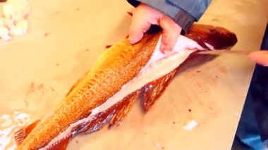 Temizlik ve taze deniz Morina balığı bir aile fabrikasında filleting işçi. Dorsal kesim ve ayırma fileto balık kemikleri, cesaret kaldırma gelen. 