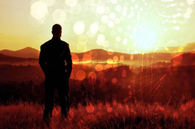 Film tahıl. Uzun boylu uzun yürüyüşe çıkan kimse çayır çimenin altın SAP ile üzerinde dur ve gündoğumu Vadisi'ne puslu ve sisli sabah üzerinde izle