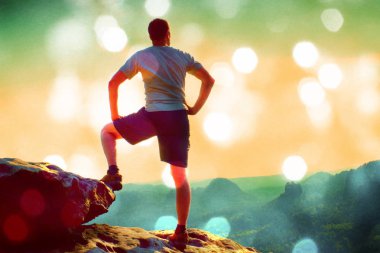 Film tahıl. Uzun yürüyüşe çıkan kimse kumtaşı kaya kaya empires Park tepe üzerinde duran ve üzerinde güneş güzel an puslu ve sisli sabah Vadisi'ne doğa mucizesi izlerken 