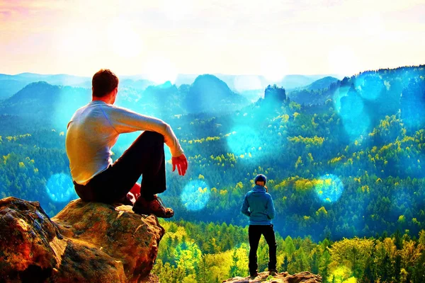 Film gabona. Fiú és lány turisták marad, a szikla és a gondolkodás. Álmodozó fogy táj, kék ködös sunrise, egy gyönyörű völgyben lent — Stock Fotó