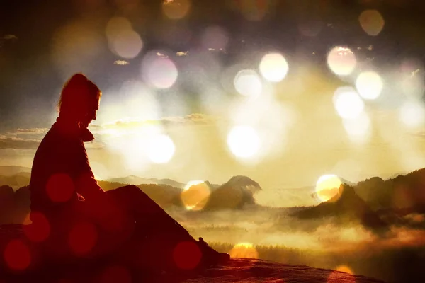 Film grain. Beautiful  young woman tourist enjoy daybreak on the sharp corner of sandstone rock and watch over valley to Sun. — Stock Photo, Image