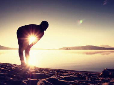 Koşu sonra germe. Orta yaş poz ve derin breatch germe adam spor. 