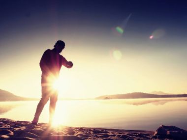 Spor spor saati kontrol zamanı dostum. Dağ gölü egzersiz, runner