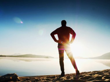 Koşu sonra germe. Orta yaş poz ve derin breatch germe adam spor. 