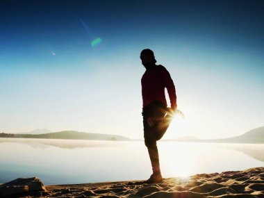 Koşu sonra germe. Orta yaş poz ve derin breatch germe adam spor. 