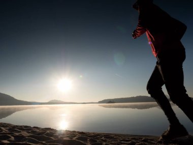 Uzun kumsalda hızlı deniz kıyısında koşan adam uygun. Güçlü runner yaz sabah açık eğitim.