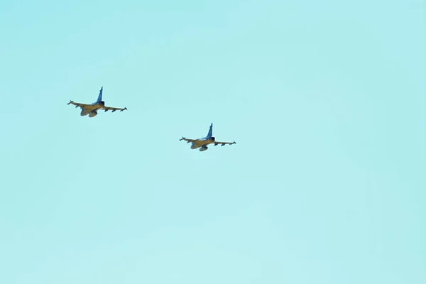 Paar Jas 39 Gripen-vliegtuigen, een straaljager vliegtuig in de lucht — Stockfoto