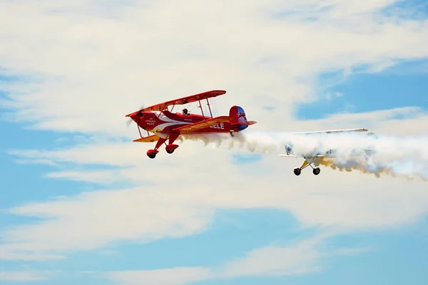 Memorial Airshow, Bucker Jungmeister in flight, smoke effect — Stock Photo, Image