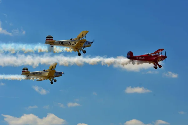 Memorial Airshow, Bucker Jungmeister, a repülés, füst effekt — Stock Fotó