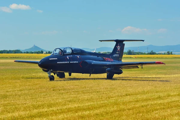 Memorial Airshow. Tjeckiska L29 avancerade traning jetflygplan. Landning på en gräsbevuxen flygplats. — Stockfoto