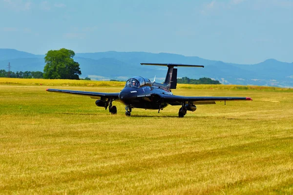 Memorial Airshow.   Czech L29 advanced jet traning aircraft. Landing at a grassy airport. — Stock Photo, Image
