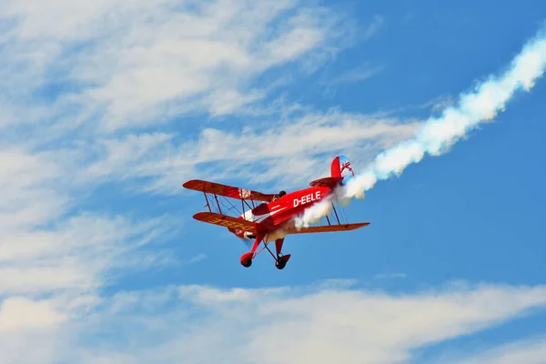 Memorial Airshow, Bucker-Jungmeister in vlucht, rook effect — Stockfoto