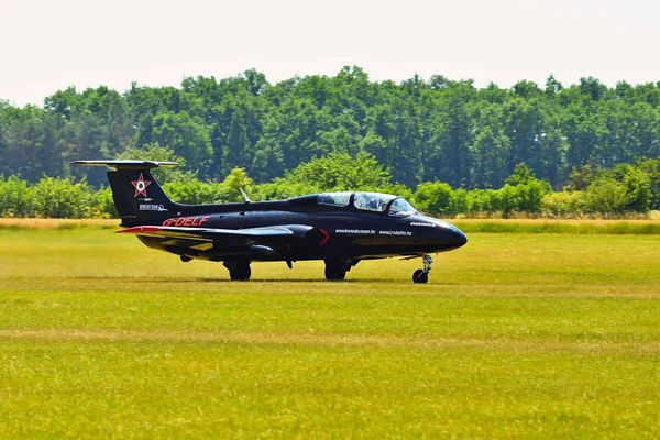 記念航空ショー。チェコ L29 ジェット練習機を高度な。草で覆われた空港に着陸. — ストック写真