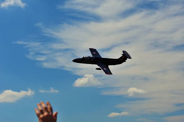 Memorial de Airshow. Tsjechische L29 geavanceerde training straalvliegtuigen in de hemel — Stockfoto