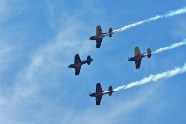 Memorial Airshow. Bulls akrobasi ekibi Extremeair Xa42 uçağı ile uçan 