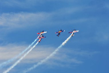 Memorial Airshow. Bulls akrobasi ekibi Extremeair Xa42 uçağı ile uçan 