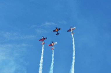 Memorial Airshow. Bulls akrobasi ekibi Extremeair Xa42 uçağı ile uçan 
