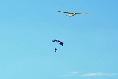 Memorial Airshow. L-13 Blanik planör izin, paraşütçü veya skydiver ile motorlu