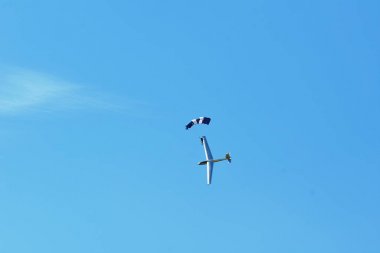 Memorial Airshow. L-13 Blanik planör izin, paraşütçü veya skydiver ile motorlu