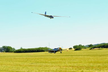 Memorial Airshow. Planör L-13 boş alan Havaalanı üzerinde iniyor. Uçak pervane feryat Torna ile