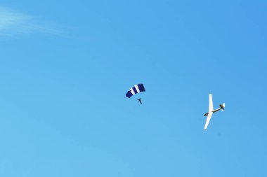 Memorial Airshow. L-13 Blanik planör izin, paraşütçü veya skydiver ile motorlu