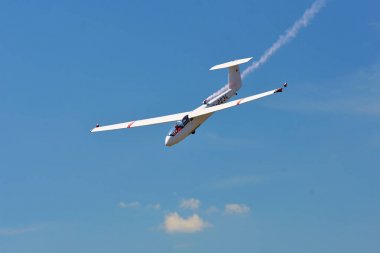 Memorial Airshow. Uçan planör akrobasi ekibi withlight motorlu gösterilen performans, duman etkisi