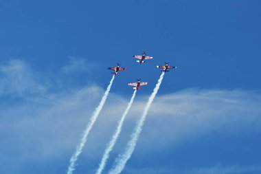 Memorial Airshow, 24 Haziran 2017, Roudnice, Çek Cumhuriyeti. Bulls akrobasi ekibi onun performansı gösteren Extremeair Xa42 uçakla uçan. Red Bull uçak takımı