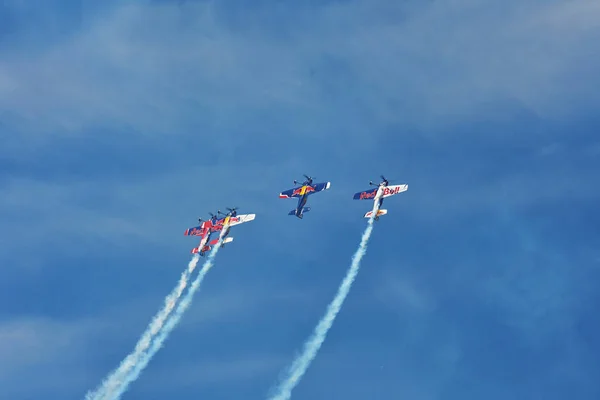 Memorial Airshow. Flying Bulls műrepülő csapat Extremeair Xa42 sík — Stock Fotó