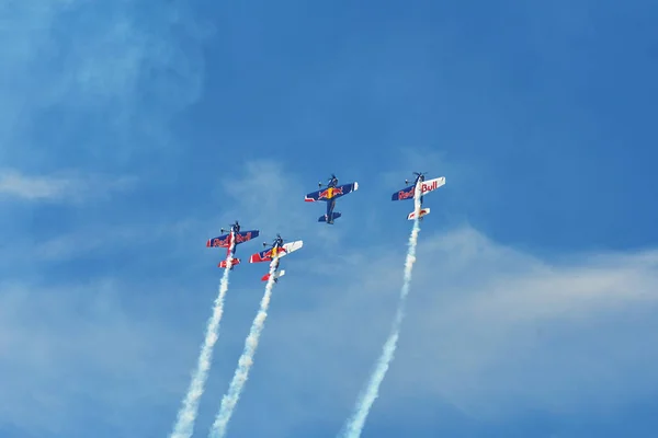 Memorial Airshow. Flying Bulls műrepülő csapat Extremeair Xa42 sík — Stock Fotó