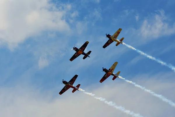 Memorial Airshow. Flying Bulls műrepülő csapat Extremeair Xa42 sík — Stock Fotó