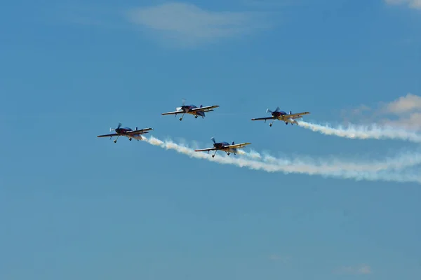 Memorial Airshow. Flying Bulls műrepülő csapat Extremeair Xa42 sík — Stock Fotó